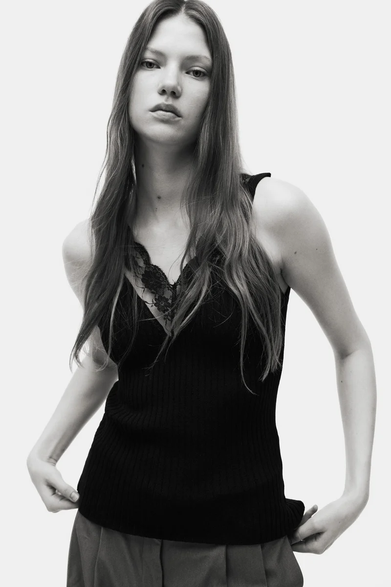 اتش اند ام بلوزة فيست بحواف دانتيل